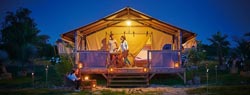 campsite burgundy camping-car